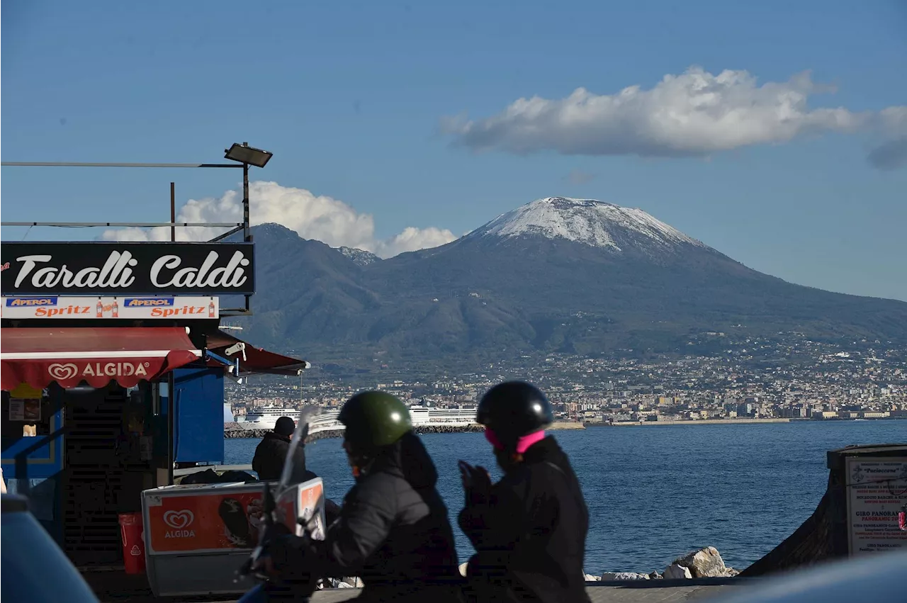 Tempo instabile in Campania: scuole chiuse e danni per il vento