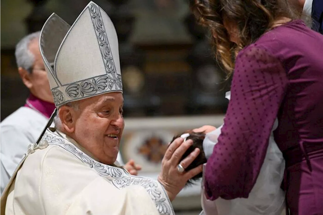 Papa Francesco battezza 21 bambini nella Cappella Sistina