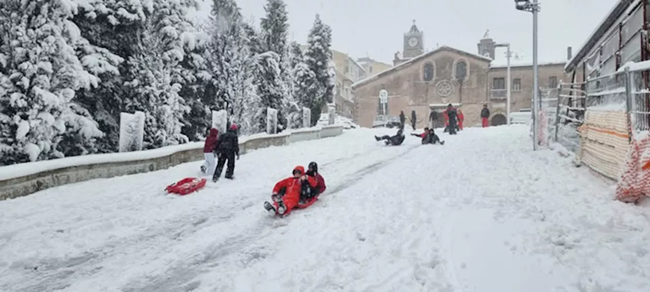 Salernitano:nevica da ore,a Caggiano vie come piste slittino