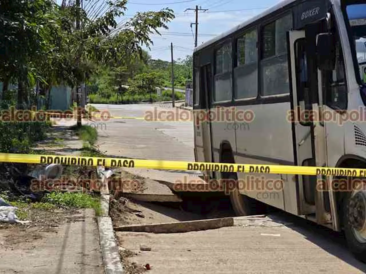 Autobús quedó atrapado en hundimiento de calle, en Coatzacoalcos