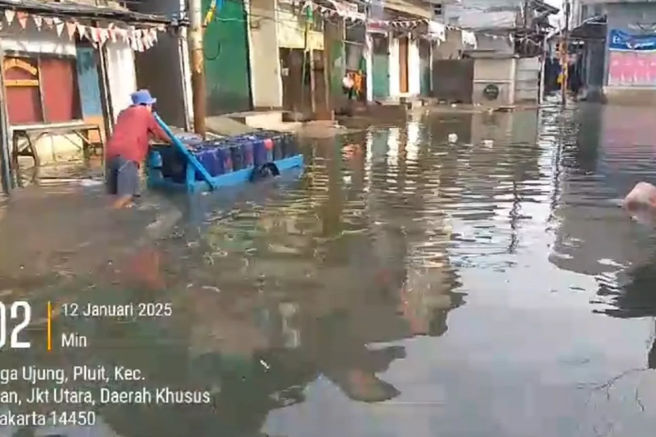 Banjir Rob Menggenangi Akses Pelabuhan Muara Angke