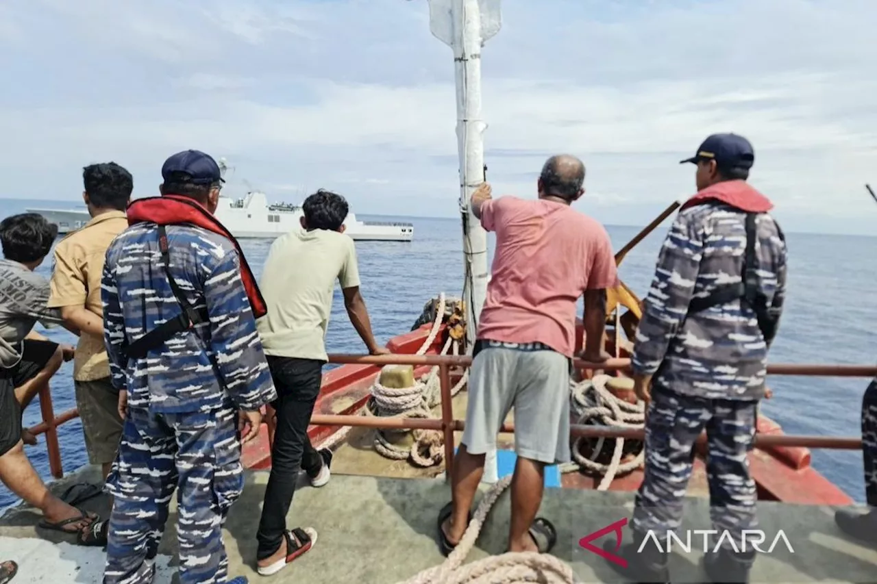 TNI AL evakuasi kapal nelayan mogok di Laut Bali