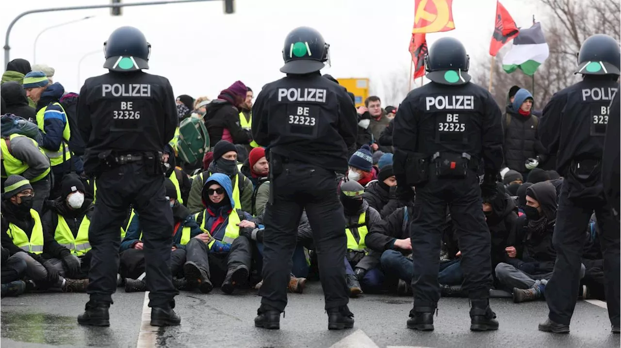 Polizeigewalt in Riesa: Abgeordneter der Linken bei AfD-Parteitag attackiert