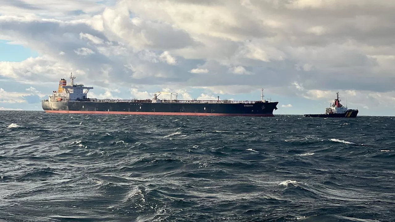 Nach Zieländerung: Havarierter Öltanker in der Ostsee bis vor Sassnitz geschleppt