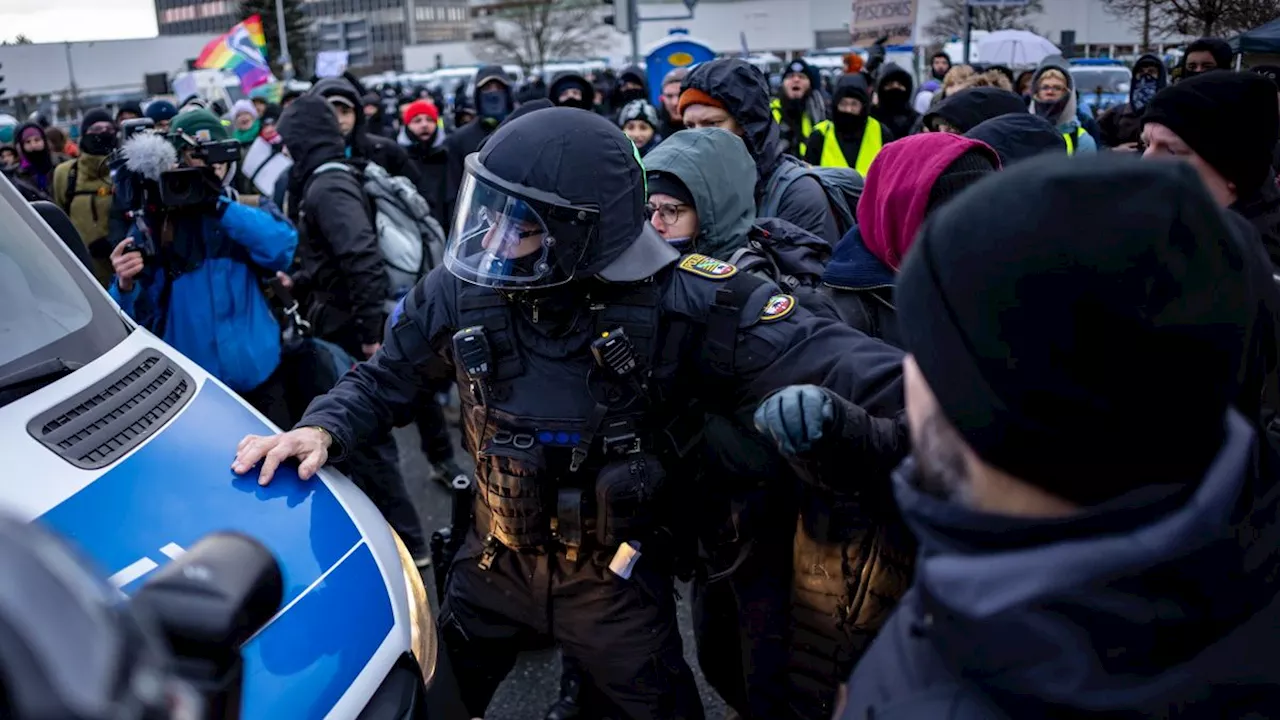 Polizeigewalt bei AfD-Demo in Riesa: Hund gegen Demonstranten eingesetzt