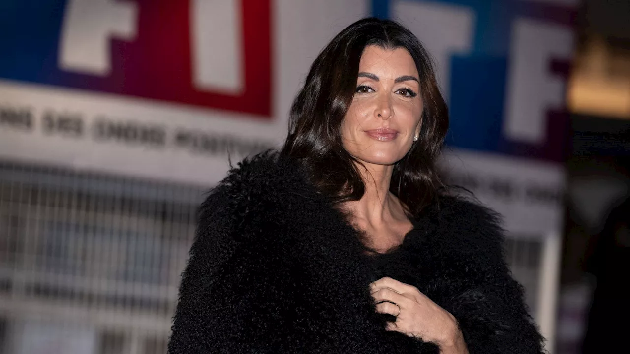 Jenifer affiche un look casual chic sur le plateau