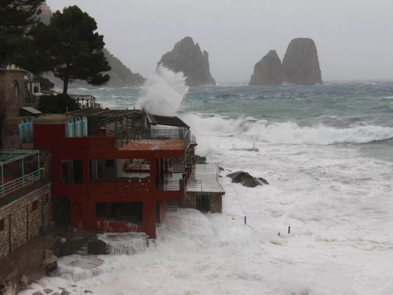 Maltempo in Campania: allagamenti e forte vento, isolata Capri. Prorogata l'allerta meteo