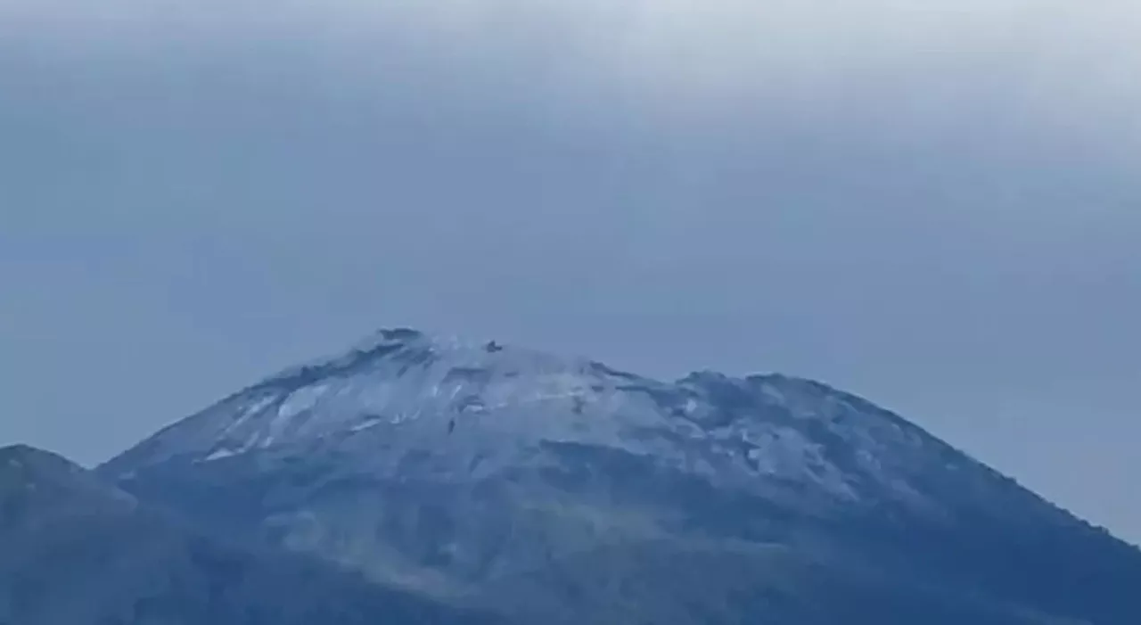 Prima neve del 2025 sul Vesuvio