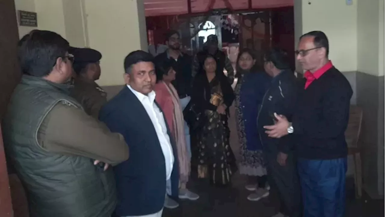 Dhanbad: 10वीं की छात्राओं से शर्ट किसने उतरवाई? प्रिंसिपल ने बवाल मचने पर दी सफाई, CCTV फुटेज उठाएगी पर्दा