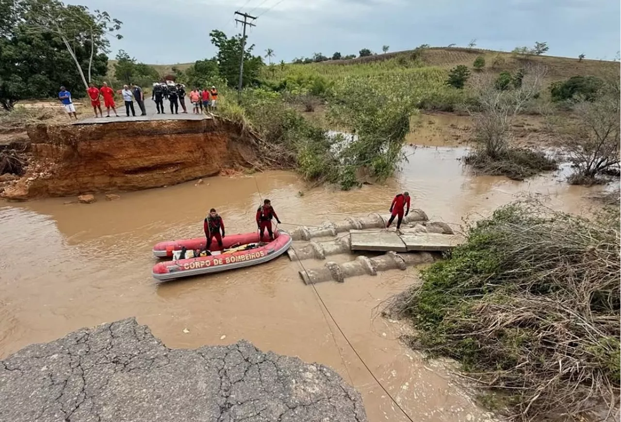 Temporal derruba trecho de rodovia, arrasta dois veículos e deixa três mortos em Sergipe