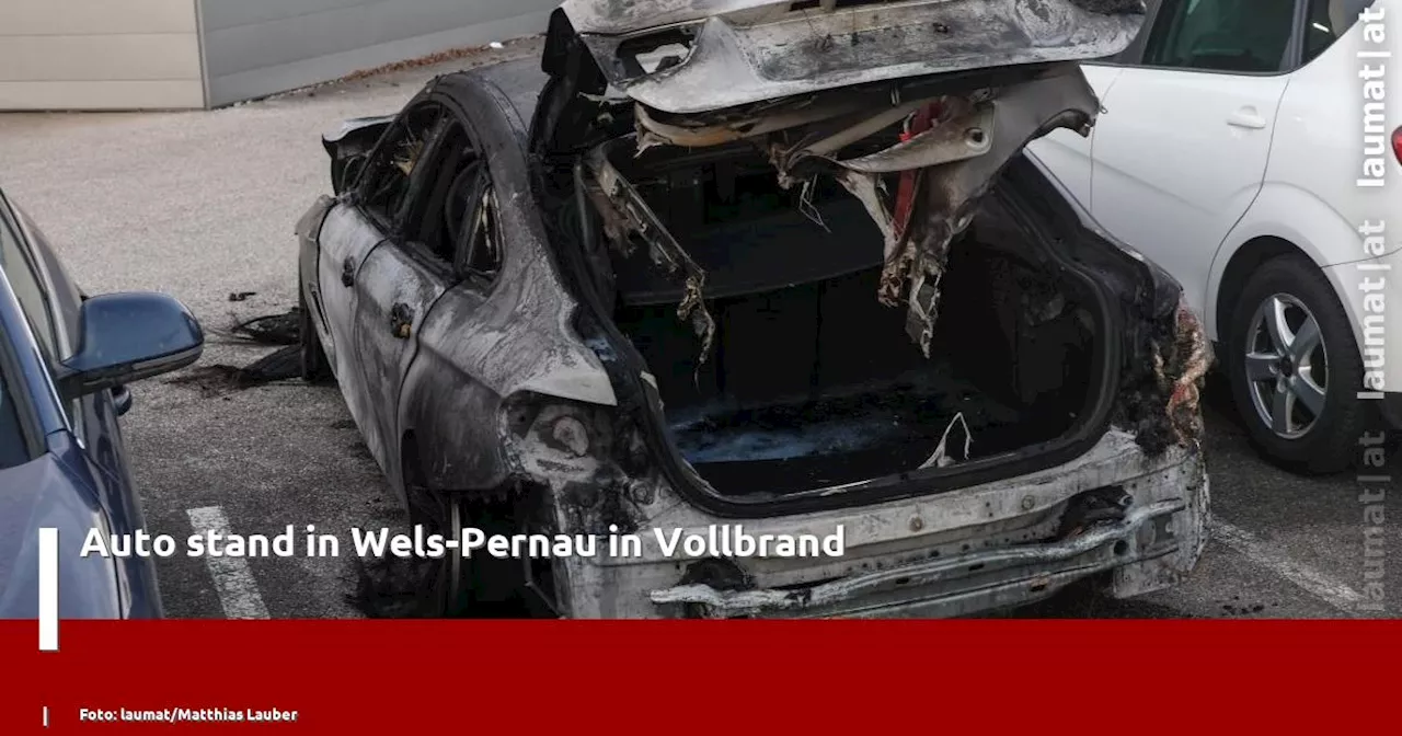 PKW in Vollbrand auf Parkplatz in Wels-Pernau