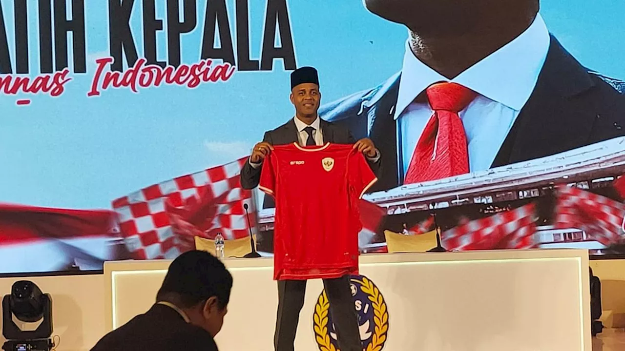 Diperkenalkan sebagai Pelatih Timnas Indonesia, Patrick Kluivert Pakai Peci Hitam dan Pamer Jersey Merah