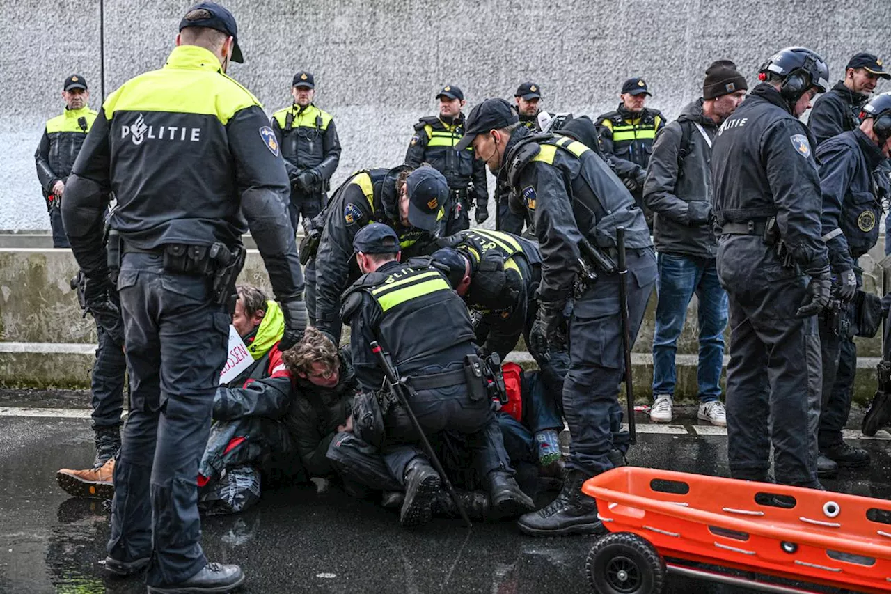 La police néerlandaise arrête 700 militants pour le climat après le blocage d’une autoroute