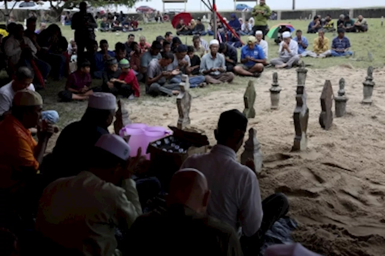 Family of five killed in Pekan crash buried in single grave as over 500 gather for prayers