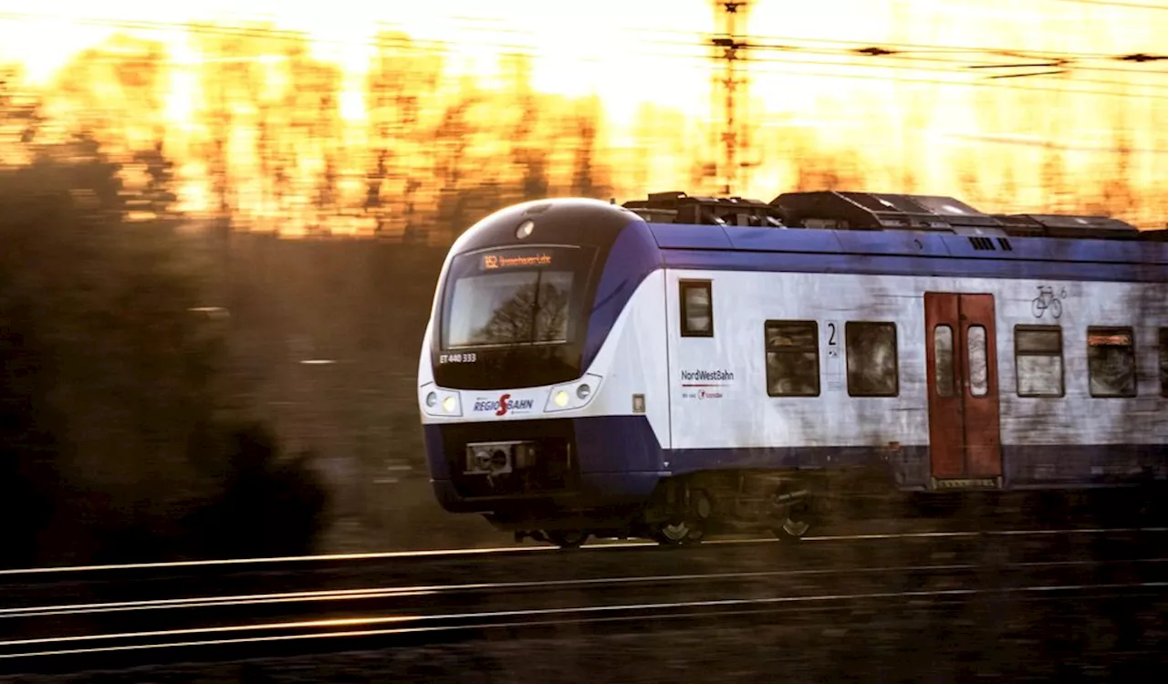 Zug kollidiert mit Auto an Bahnübergang