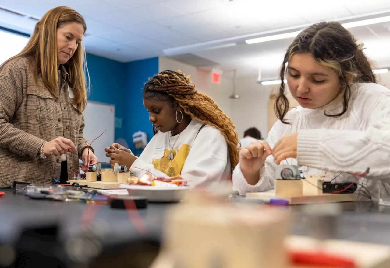 Stockton's Tween Tech program aims to spark girls' interest in STEM