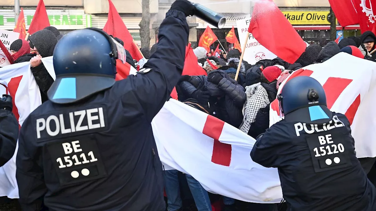 Gewalt bei Gedenkdemo für Liebknecht und Luxemburg in Berlin