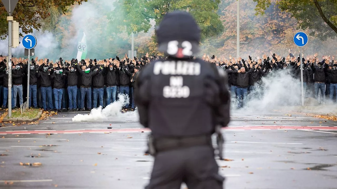 Niedersachsen & Bremen: Land wartet auf Entscheidung zu Polizeikosten bei Fußball