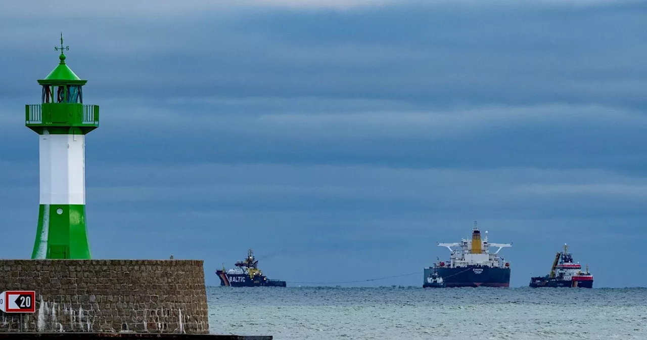 Schlepper halten havarierten Tanker vor Sassnitz in Position