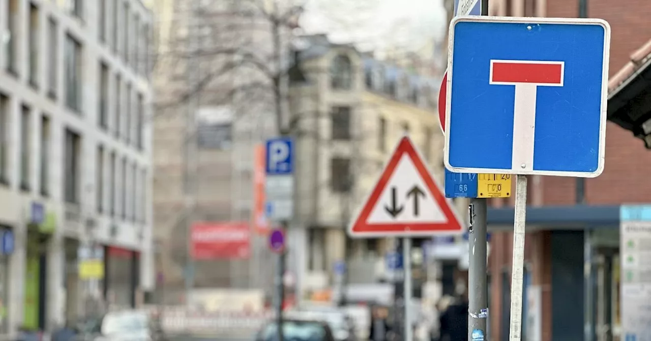 Tückische Sackgasse in Bielefelder Altstadt – Baukran an der Brandruine