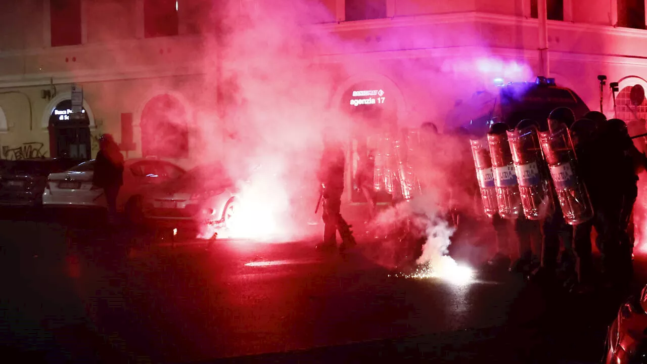 Scene violente a Roma durante il corteo per Ramy