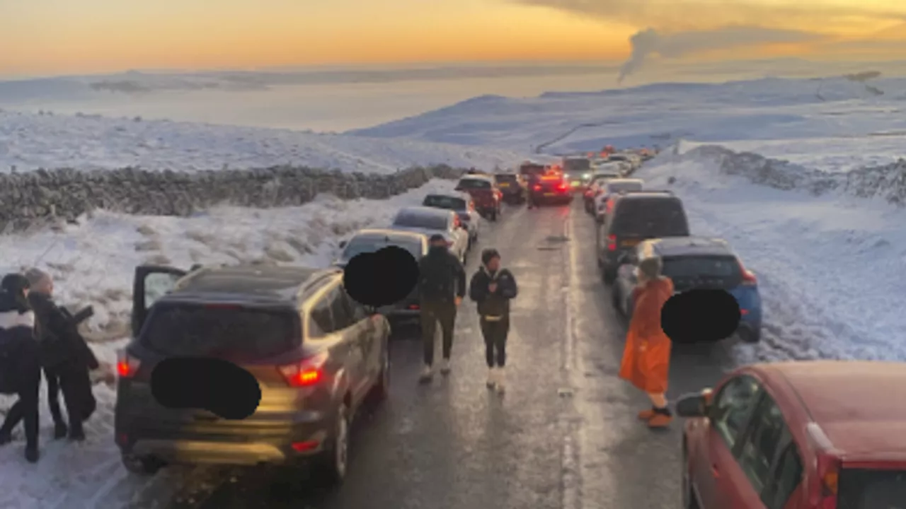 Peak District: Gritters blocked by '200 double parked cars'