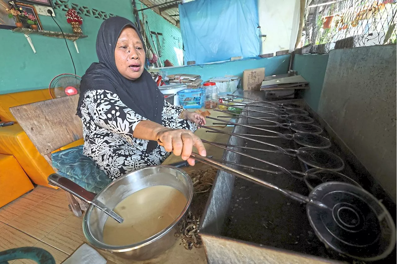 Mak Long Kamsiah's Kuih Kapit: A Festive Favorite