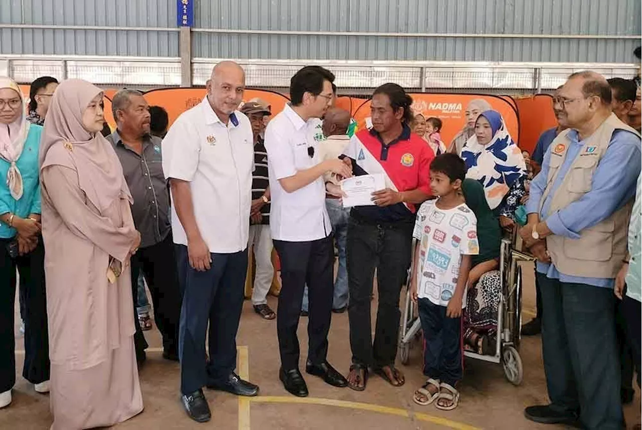 PM Anwar donates RM80,000 to Tanjung Dawai fire victims