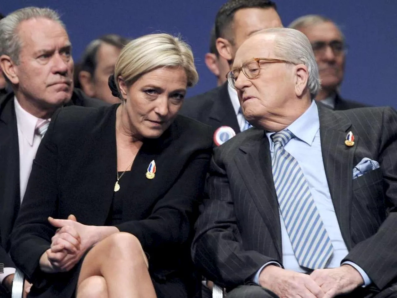 « Je ne me pardonnerai jamais cette décision » : Marine Le Pen revient sur l’exclusion de son père du FN en 2015