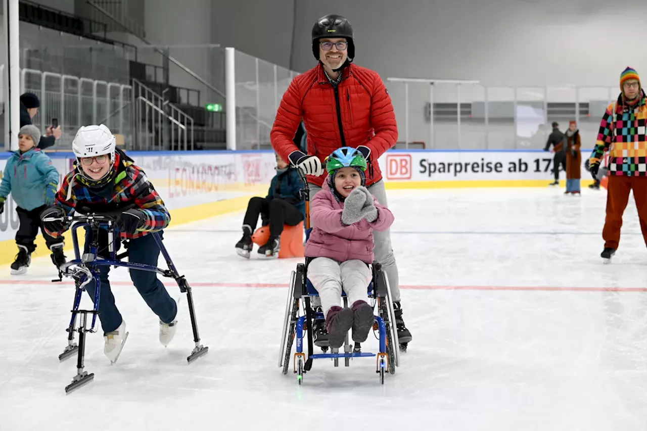 Inklusion auf dem Eis: Rollstuhlfahrer erleben den Zauber des Eislaufens