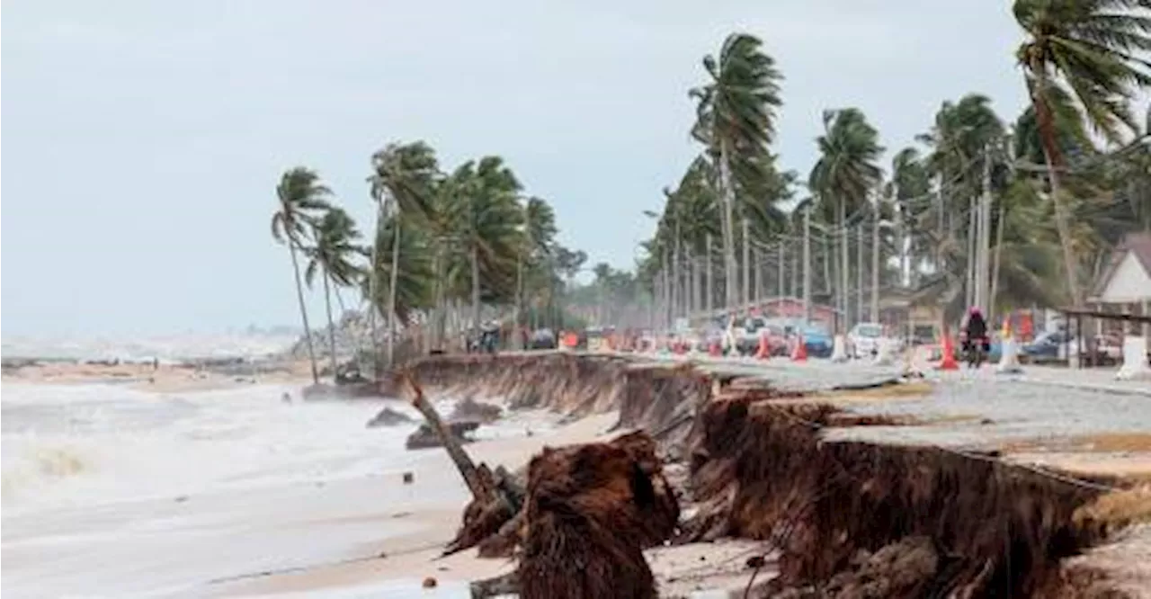 Four Beaches in Kuala Terengganu Under Surveillance Due to Big Waves and Strong Winds