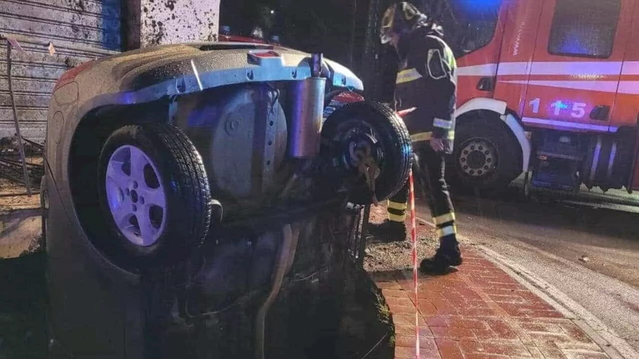 L'auto sfonda una ringhiera e precipita: morto sul colpo