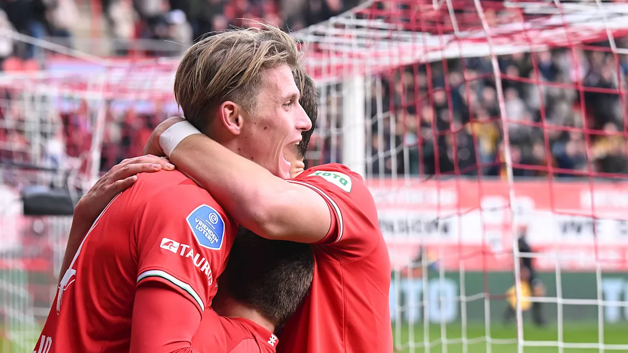 Hattrickheld Sem Steijn schiet overtuigend FC Twente in doelpuntrijk duel langs Willem II