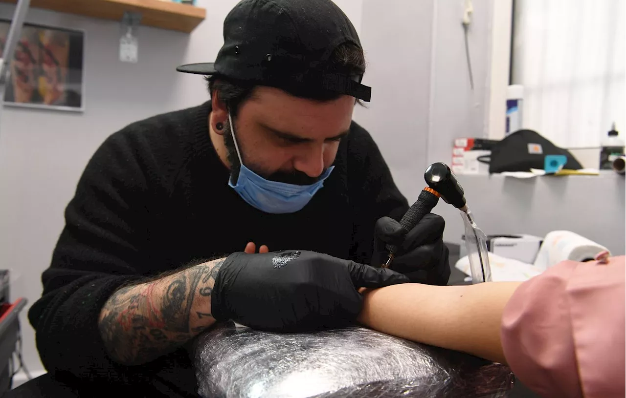 Tatoueur Critiqué pour Avoir Tatoué une Fille de 9 Ans