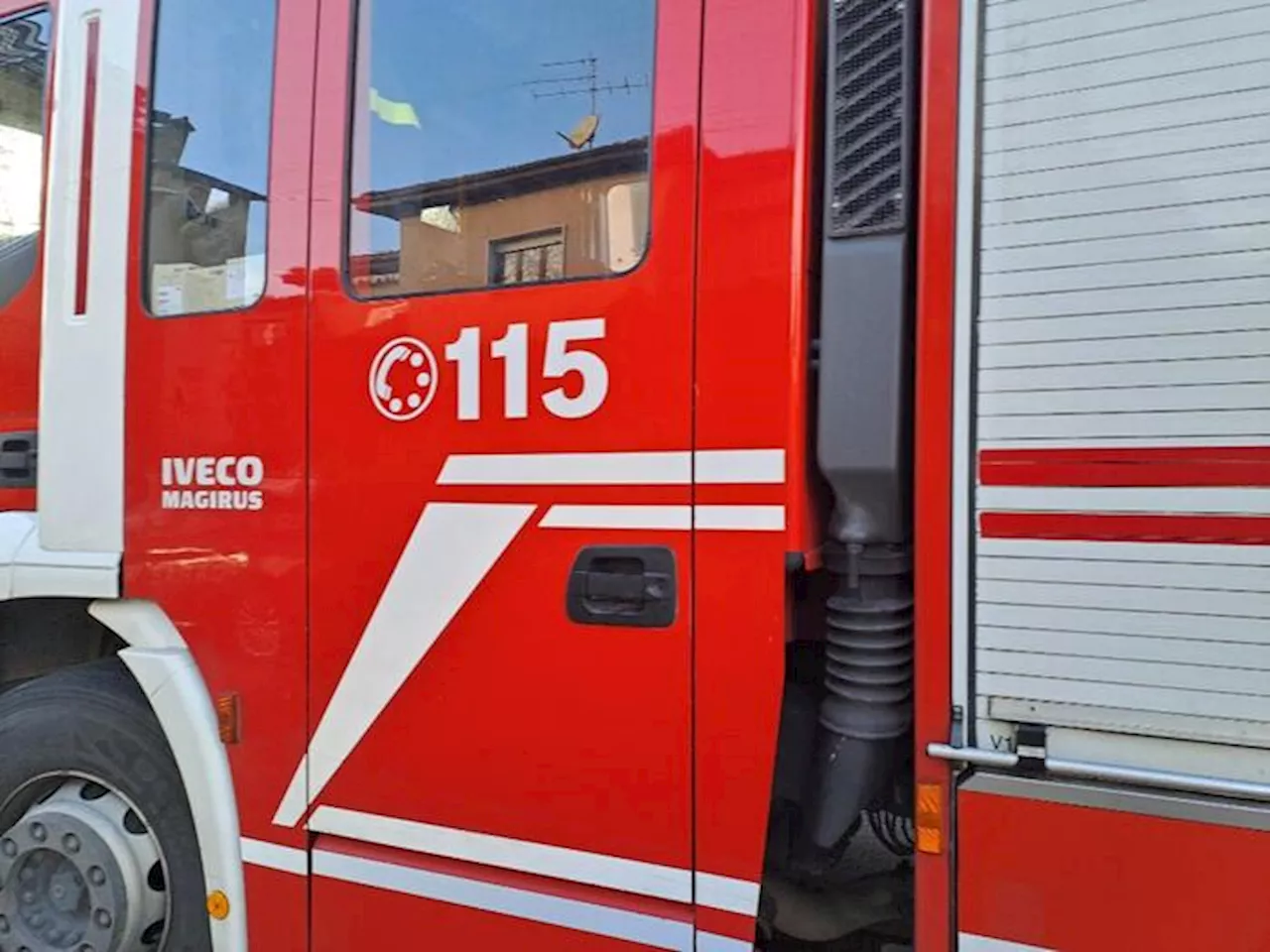 Operaio al lavoro in strada muore travolto da un albero