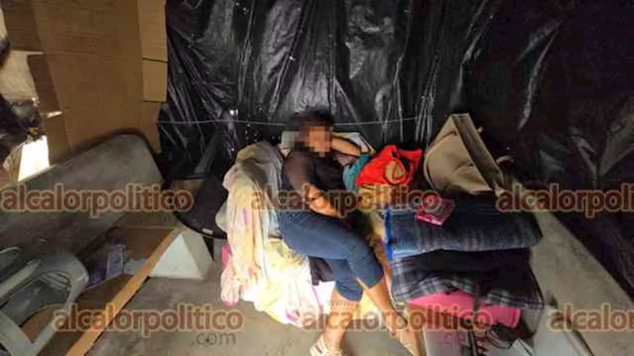 Familiares de pacientes soportan inclemencias del tiempo afuera de hospital