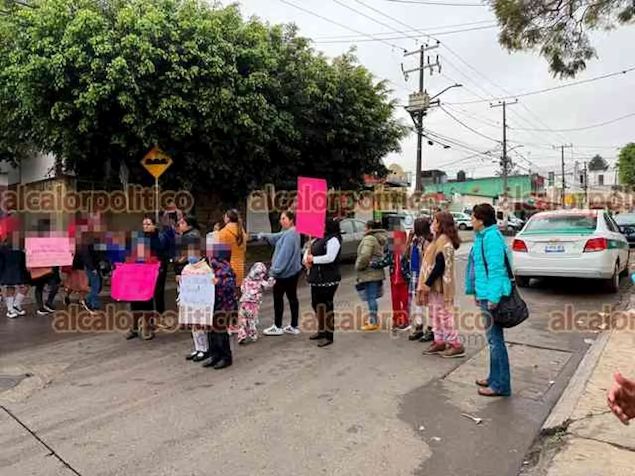 Para exigir 4 docentes para escuela primaria, bloquean calle de Xalapa