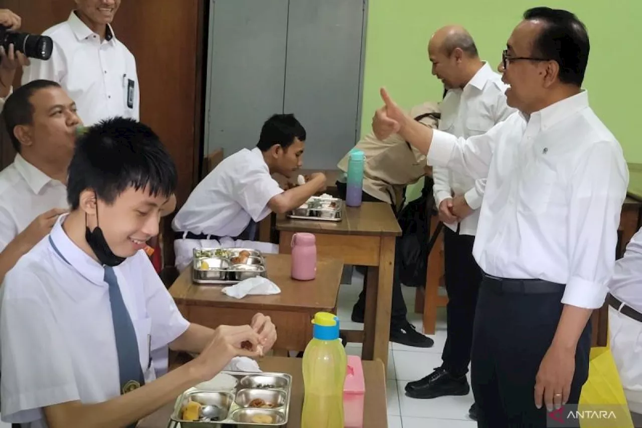 55 Siswa SLB Cahaya Jaya Nikmati Program Makan Bergizi Gratis