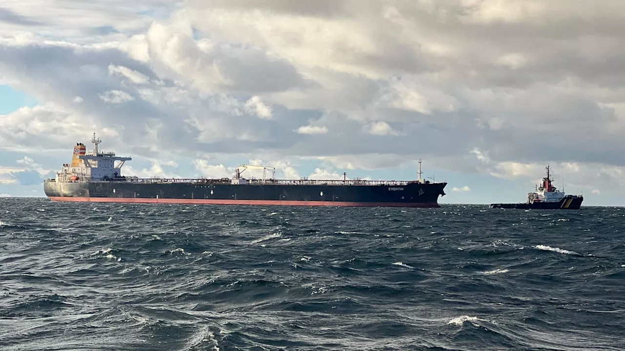 Rügen: Havarierter Tanker „Eventin“ wird vor Hafen Sassnitz geschleppt