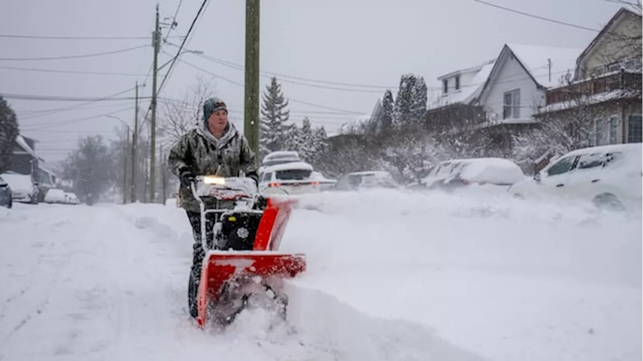 Thunder Bay receives first significant snowfall of 2025