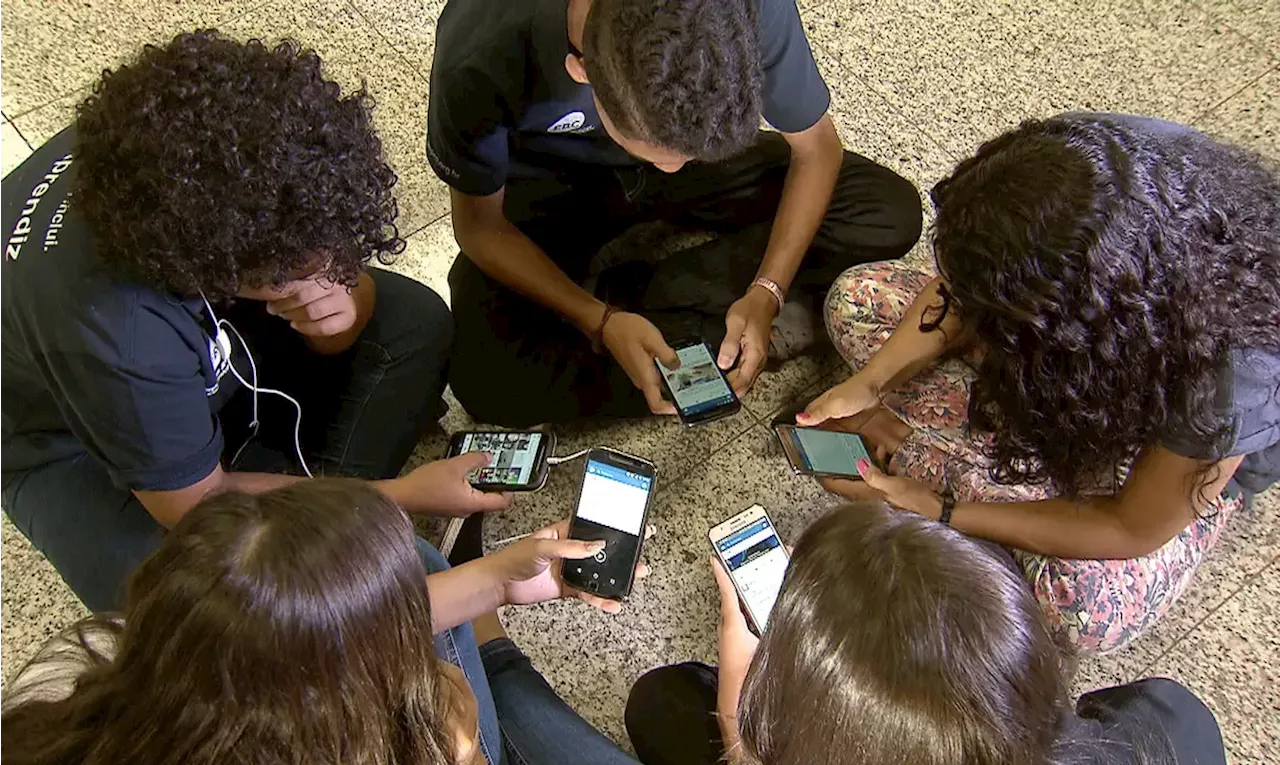 Lei proíbe uso de celulares em escolas