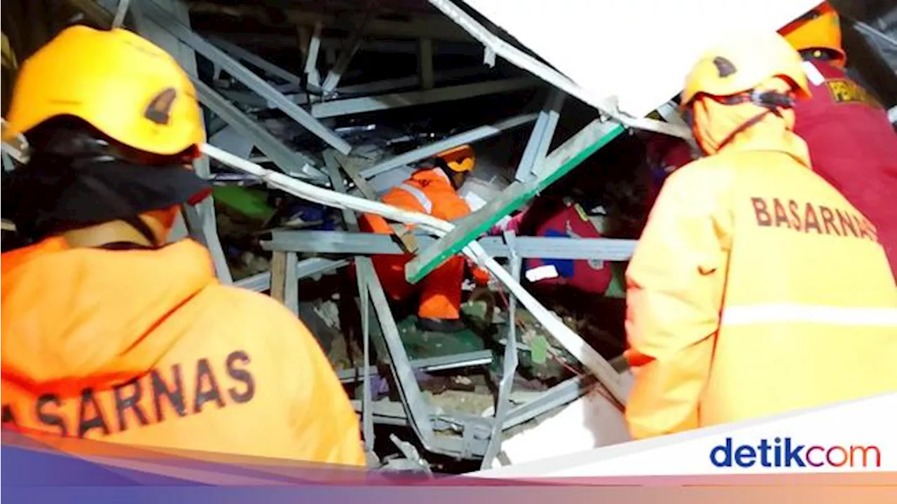 5 Rumah di Perumahan Tiban Koperasi Batam Tertimbun Longsor