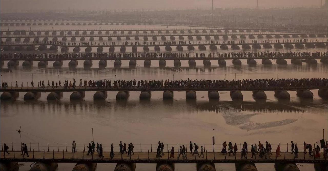 Kumbh Mela: Millionen von Pilgern im indischen Fluss