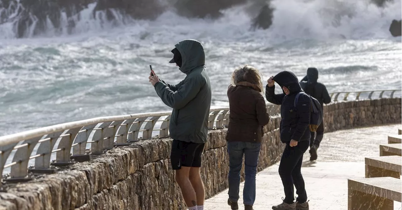 AEMET mantiene en aviso a Balears por olas de 10 metros y a otras seis comunidades por frío