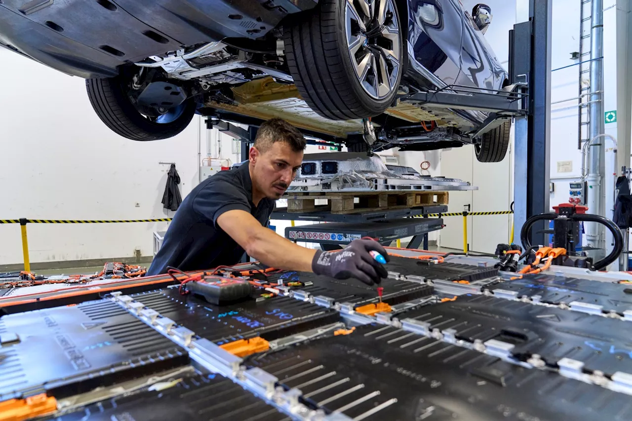 BMW satsar på batteriåtervinning. Råmaterialet omvandlas till nya batterier.