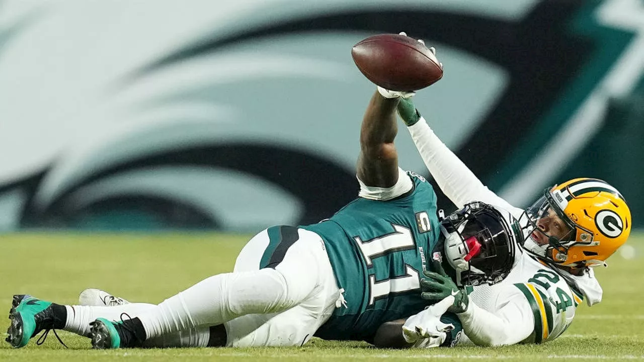 A.J. Brown reads inspirational book on sideline during Eagles playoff win