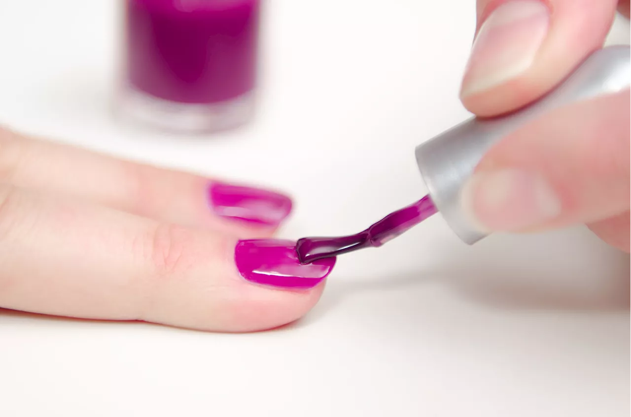 Bei dm und Rossmann: Das sind die 3 besten Nagellacke aus der Drogerie