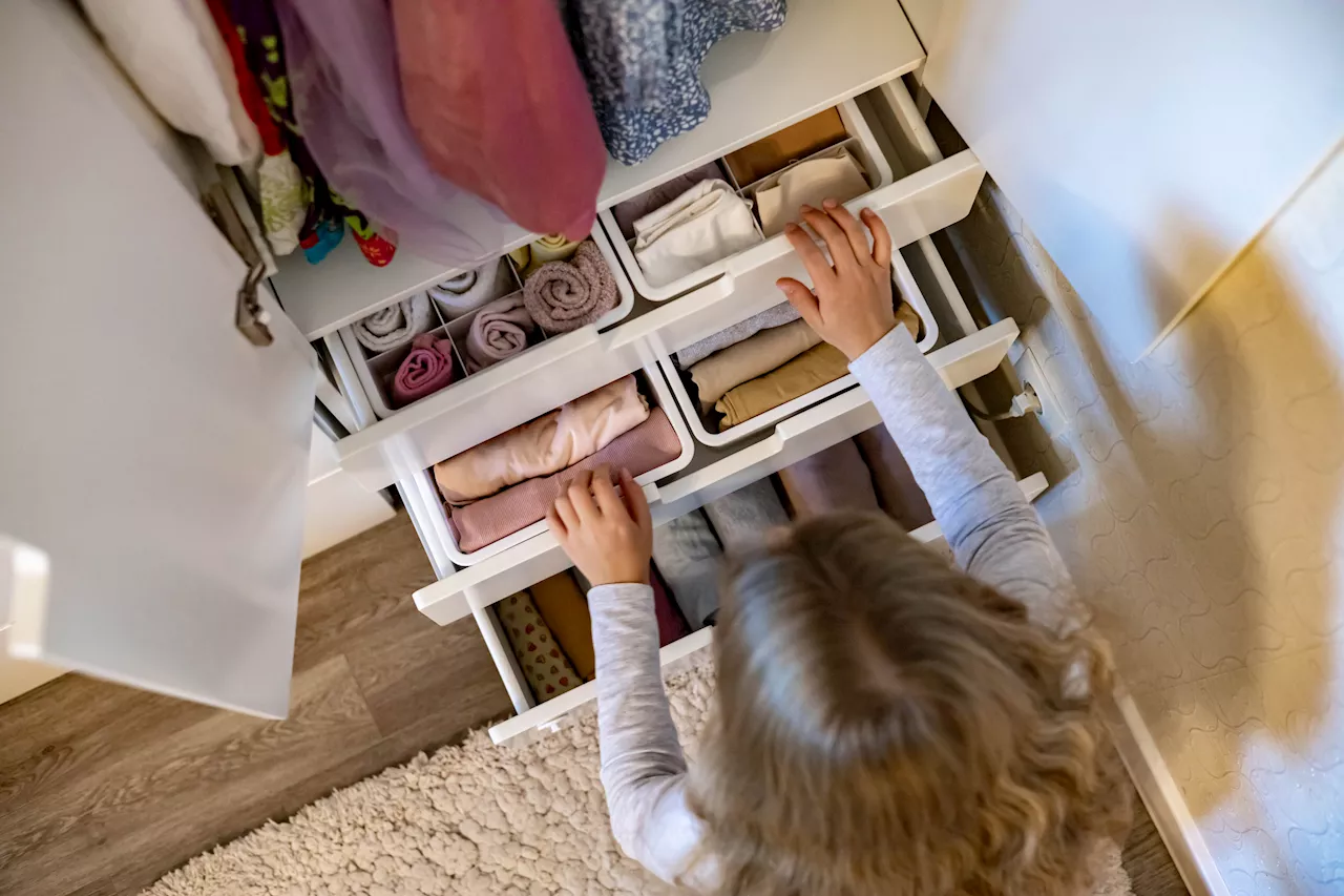 Ordnung im Kleiderschrank: Der Dosenlaschen-Trick schafft mehr Platz 💡