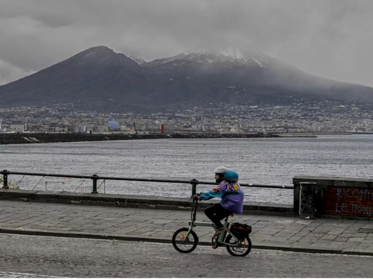 Vesuvio innevato e burrasche su Napoli: l'ondata artica investe il Sud Italia