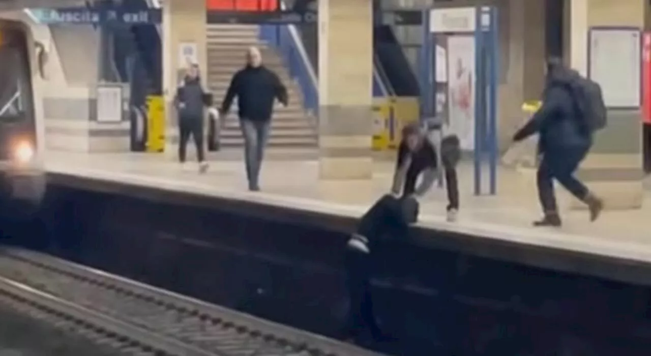 Roma, cade sui binari della metro: i passeggeri lo salvano. Il video dell'incredibile salvataggio